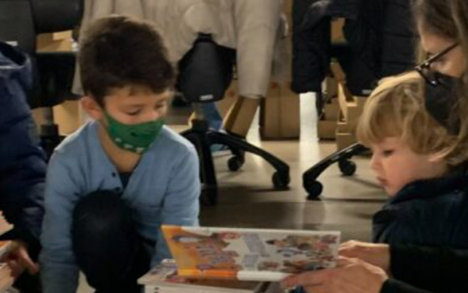Alumnos en clase portando mascarillas sanitarias.